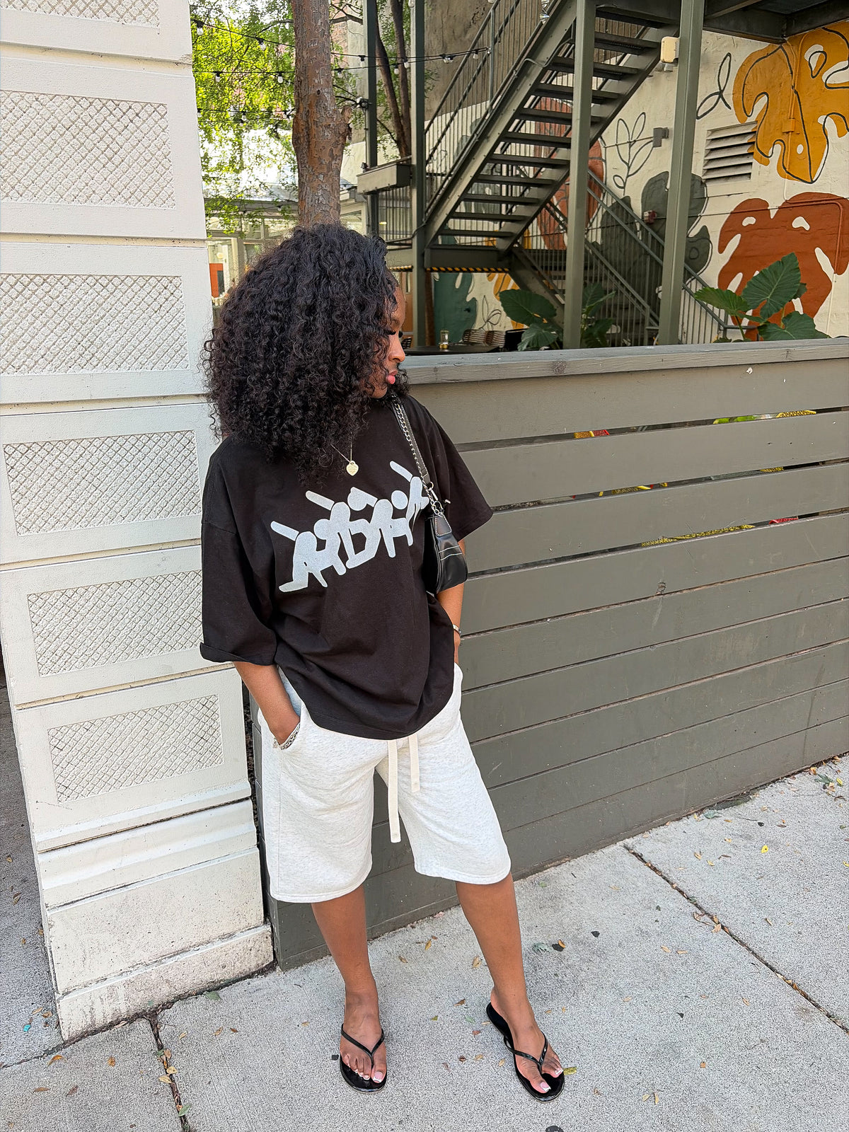 BLACK & WHITE ESSENTIAL TEE